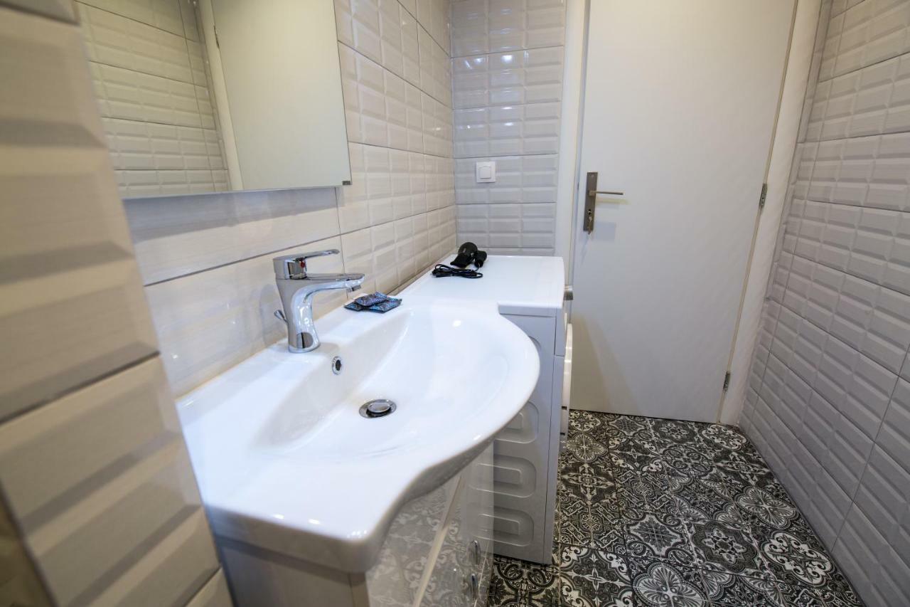 White Lux Apartment For 2 Vipgreece Athena Bagian luar foto